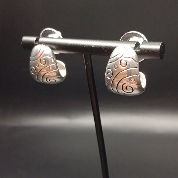 Beautiful Quality Silver Chunky Post Earrings - Picture 1 of 6